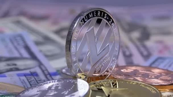 Srebrna moneta Litecoin, Ltc i rachunki dolarów są obrotowe — Wideo stockowe