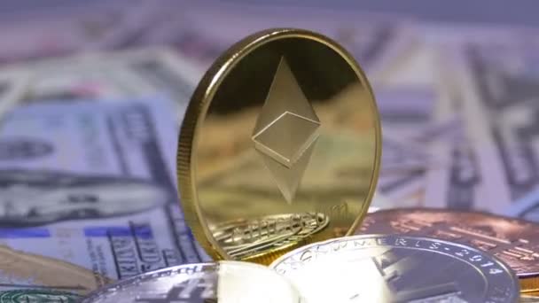 Goud Ethereum munten, ETH en facturen van dollars zijn roterende — Stockvideo