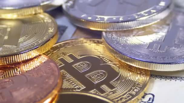 Bitcoin με διαφορετικές Litecoin Cryptocurrency, Ethereum, κέρματα παύλα, και τους λογαριασμούς των δολαρίων περιστρέφονται — Αρχείο Βίντεο