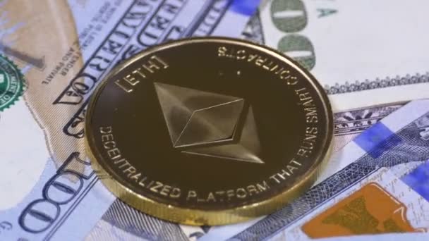 Guld Ethereum Mynt, ETH och räkningar dollar roterar — Stockvideo