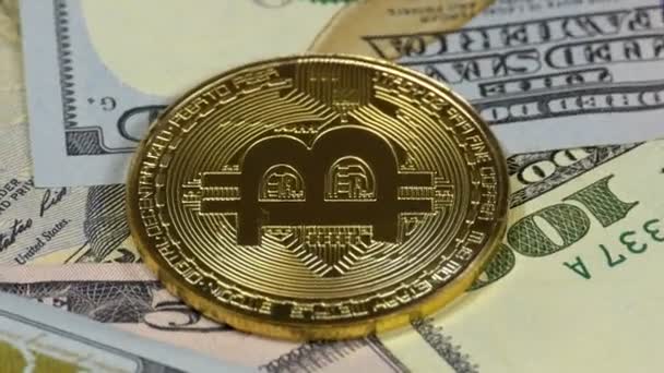 Gouden Bitcoin Coin, BTC en facturen van dollars roteren — Stockvideo