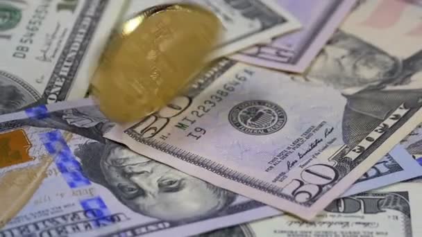 Gold Bitcoin Coin btc drehen, drehen, wirbeln, drehen und fällt auf den Tisch mit Dollars. Zeitlupe — Stockvideo