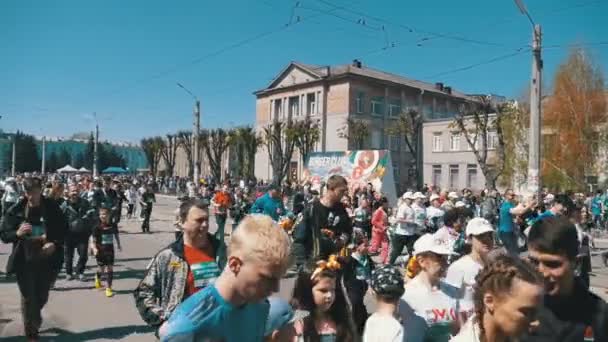 人やアスリート ランナーの群衆は、都市の道路に沿って実行します。スローモーション — ストック動画