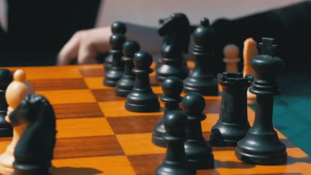 L'échiquier et les figures. Concours de dames chez les enfants 