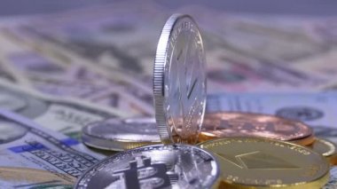 Gümüş Litecoin sikke, STK ve dolar faturaları döner vardır