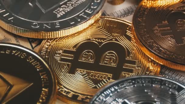 Bitcoin, Litecoin, Ethereum és Dash érmék, Btc, Ltc, Eth, kötőjel és dollár számlák a forgó — Stock videók