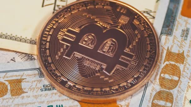 Bitcoin 동전을 청동 Cryptocurrency, Btc 회전 배경에 우리와 함께 달러 — 비디오