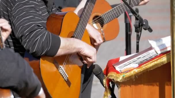 Banda de músicos de rua tocando nas guitarras acústicas. Movimento lento — Vídeo de Stock