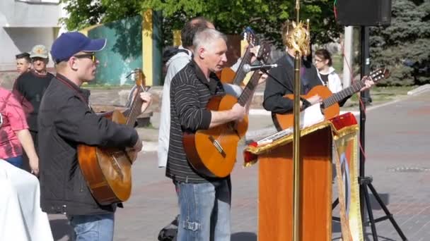 Straßenmusiker Band, die auf den akustischen Gitarren spielt. Zeitlupe — Stockvideo