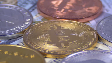 Farklı Kripto Para Birimi Litecoin, Ethereum, Dash Coins ve Dolarlar Dolarları Dönüyor