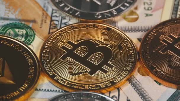 Bitcoin, Litecoin, Ethereum och Dash mynt, Btc, Ltc, Eth, Dash och räkningar dollar rotera — Stockvideo