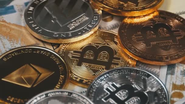 Monete Bitcoin, Litecoin, Ethereum e Dash, BTC, LTC, ETH, DASH e Bills of Dollars stanno ruotando — Video Stock