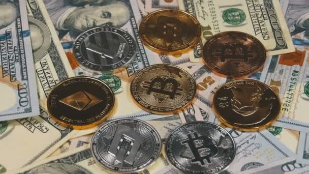 Monete Bitcoin, Litecoin, Ethereum e Dash, BTC, LTC, ETH, DASH e Bills of Dollars stanno ruotando — Video Stock