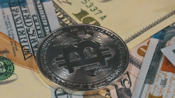 Bitcoin silvermynt, Btc och räkningar av dollar är roterande — Stockvideo