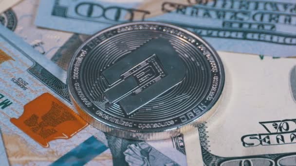 Αργυρό νόμισμα Dash Cryptocurrency και Λογαριασμοί των δολαρίων περιστρέφονται — Αρχείο Βίντεο