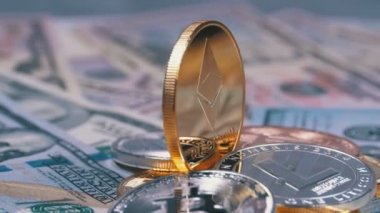 Altın Ethereum madeni parası, ETH ve Dolarlar Dönüyor