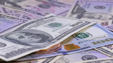 Dolar yanı sıra tabloda çeşitli paralar Cryptocurrency koymak