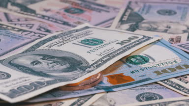 Dolar yanı sıra tabloda çeşitli paralar Cryptocurrency koymak