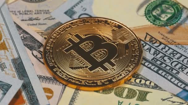 Χρυσό Bitcoin Coin, BTC και τους λογαριασμούς των δολαρίων περιστρέφονται — Αρχείο Βίντεο