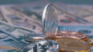 Gümüş Litecoin sikke, STK ve dolar faturaları döner vardır