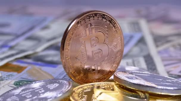 Brons Bitcoin Mynt, BTC och räkningar dollar roterar — Stockvideo