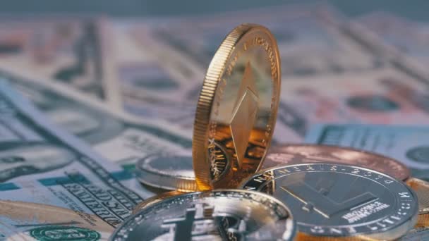 Guld Ethereum Mynt, ETH och räkningar dollar roterar — Stockvideo