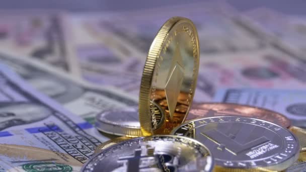 Złote Ethereum Monety, ETH i Bills of Dollars obracają — Wideo stockowe