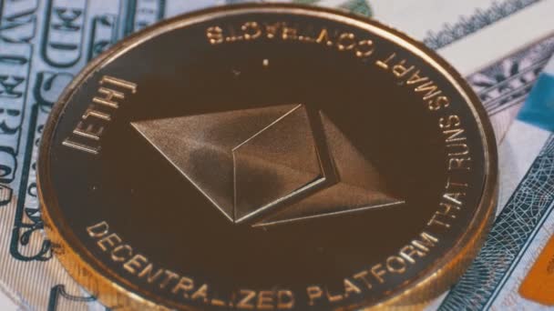 Złote Ethereum Monety, ETH i Bills of Dollars obracają — Wideo stockowe