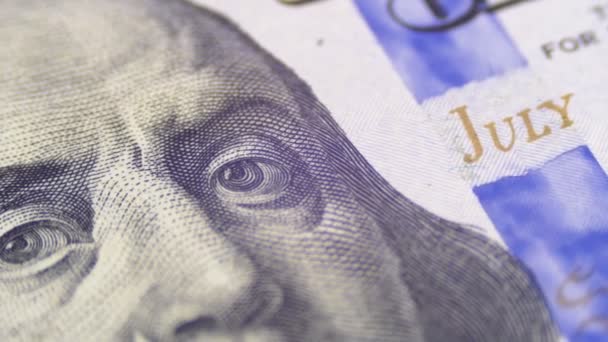Portret van Voorzitter Benjamin Franklin op een honderd Dollar bill draaien — Stockvideo