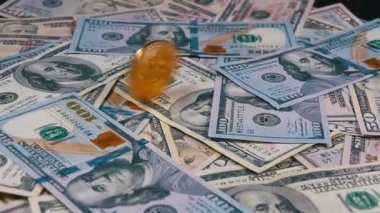 Bitcoin altın Btc döndürmek, dönen, iplik büküm ve tablo ile dolar düşüyor. Ağır çekim