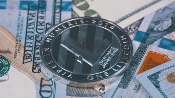 Silver Litecoin Monede, LTC și facturile de dolari se rotesc — Videoclip de stoc