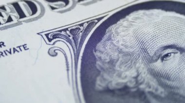 Bir dolarlık banknot üzerinde yavaş dönen George Washington portre