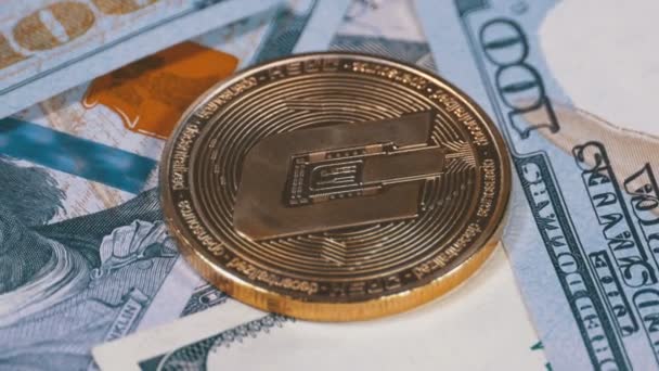 黄金破折号硬币 Cryptocurrency 和美元钞票正在旋转 — 图库视频影像