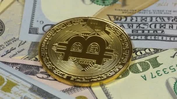 Moneta Bitcoin d'oro, BTC e cambiali di dollari stanno ruotando — Video Stock