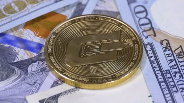 Moneda de oro Dash Criptomoneda y las facturas de dólares están girando — Vídeo de stock