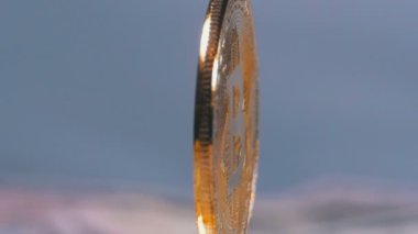 Faturaları dolar beyaz zemin üzerine altın Bitcoin para Cryptocurrency, Btc döndürmek