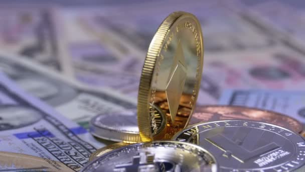 Goud Ethereum munten, ETH en facturen van dollars zijn roterende — Stockvideo