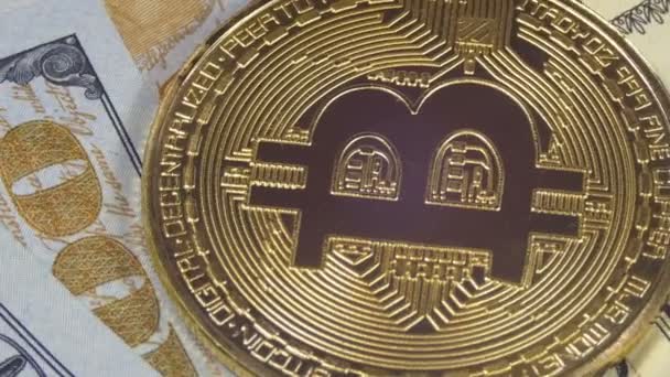 Moneda de Bitcoin oro Criptomoneda, BTC girar sobre fondo con dólares estadounidenses — Vídeos de Stock