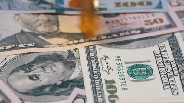 Gold Bitcoin Coin btc drehen, drehen, wirbeln, drehen und fällt auf den Tisch mit Dollars. Zeitlupe — Stockvideo