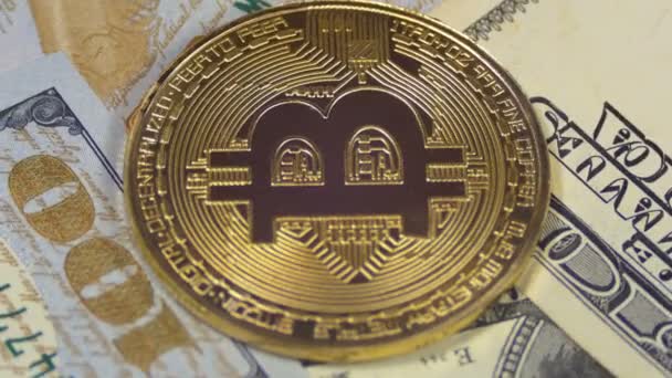 Pièce d'or Bitcoin Crypto-monnaie, BTC Rotation sur fond avec des dollars américains — Video