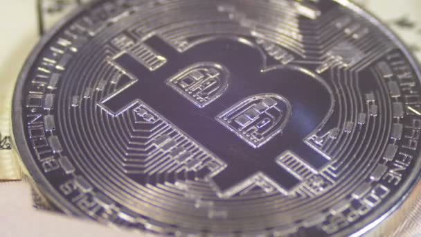 Αργυρό νόμισμα Bitcoin Cryptocurrency, BTC Περιστροφή στο παρασκήνιο με δολάρια ΗΠΑ — Αρχείο Βίντεο