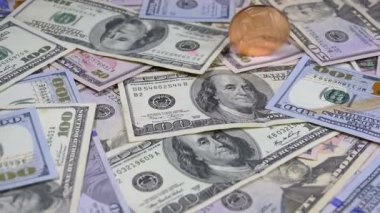 Bitcoin altın Btc döndürmek, dönen, iplik büküm ve tablo ile dolar düşüyor. Ağır çekim