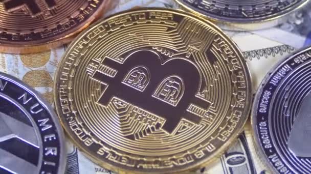 Биткоин с различными криптовалютами Litecoin, Ethereum, Dash Coins и Bills of Dollars вращаются — стоковое видео