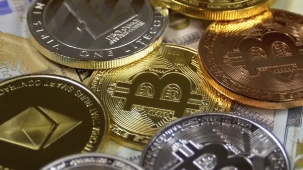 Bitcoin, Litecoin, Ethereum і тире монети, БТД, «ОТК», Eth, тире та рахунки доларів є поворот — стокове відео