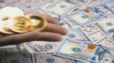 El tutar farklı para, Cryptocurrency bize dolar bir masada döner vardır