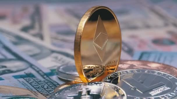Emas Ethereum Coin, ETH dan Bills of Dollars yang Berputar — Stok Video