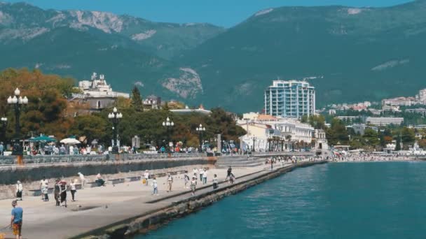 Yalta 2018年5月1日 ヤルタの堤防 クリミアだ 黒海と山の風景ビュー 夏の日 南海岸 — ストック動画