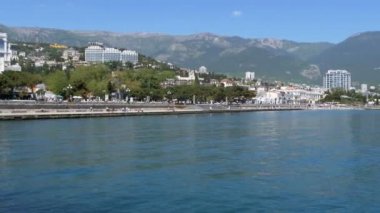 Yalta çıkabilir arka planda bir çit paslı kilitleri