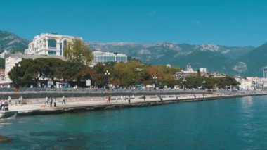 YALTA, 1 Mayıs 2018 Yalta seti. Kırım. Karadeniz ve dağların manzara manzarası. Yaz günü. Güney Sahili.