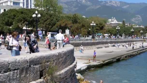 Yalta 2018年5月1日 ヤルタの堤防 クリミアだ 黒海と山の風景ビュー 夏の日 南海岸 — ストック動画